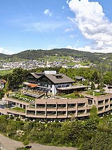 Rötliche Porphyrfassade des Designhotels Belvedere bei Bozen